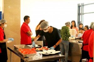 SHEAC student volunteers assisted the work at the serving counter of the Refectory. 書院義工同學協助服務櫃檯分發食物的工作。