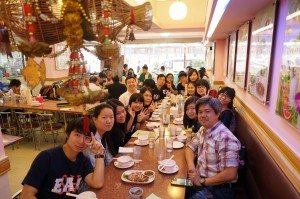 The group kicked off their journey with lunch at a Thai restaurant upon their arrival. 抵達後,團隊在一間泰國餐廳享用午餐以拉開他們這個旅程的序幕。