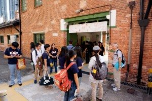 Students listened carefully to docent Uncle Paul’s detail introduction about Cattle Depot Artist Village. 同學們細心聆聽導賞員波叔對牛棚藝術村的詳細介紹。