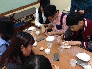Students made their own egg tart-like soaps in the workshop under the guidance of the trainees. 在中心學員指導下,同學們親手「炮製」出蛋撻形狀的肥皂。