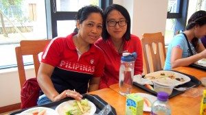 Foreign workers were very excited about taking photos with student volunteers and among themselves. 外地勞工十分興奮地與學生義工及彼此拍照。