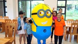 Appearance of the Milion puppet brought a lot of excitement to the children and even the “old buddies”. 小黃人大人偶的出現為孩子們甚至老友記帶來了許多歡樂。