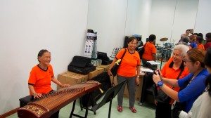 The old ladies were happily trying the various musical instruments in the music room at the College. 老友記們在書院的音樂室興高采烈地嘗試各種樂器。