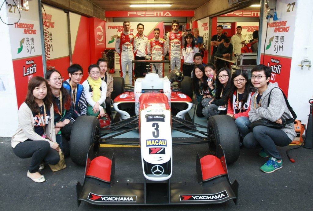 SHEAC students had a group photo with SJM Theodore team principal Teddy Yip Jr., and Formula 3 drivers Esteban Ocon, Antonio Fuoco and Nicholas Latifi. 書院師生與澳博德利賽車隊總監小葉德利及三位賽車手奧康、傅奧及拉提菲合影留念