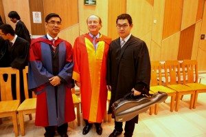Professor Robert Merton and College Master Professor Iu had photos taken with one of the student performers Mr. Robin Liu after the dinner. 羅伯特‧默頓教授、院長姚偉彬教授與晚宴表演學生劉乃斌同學合照。
