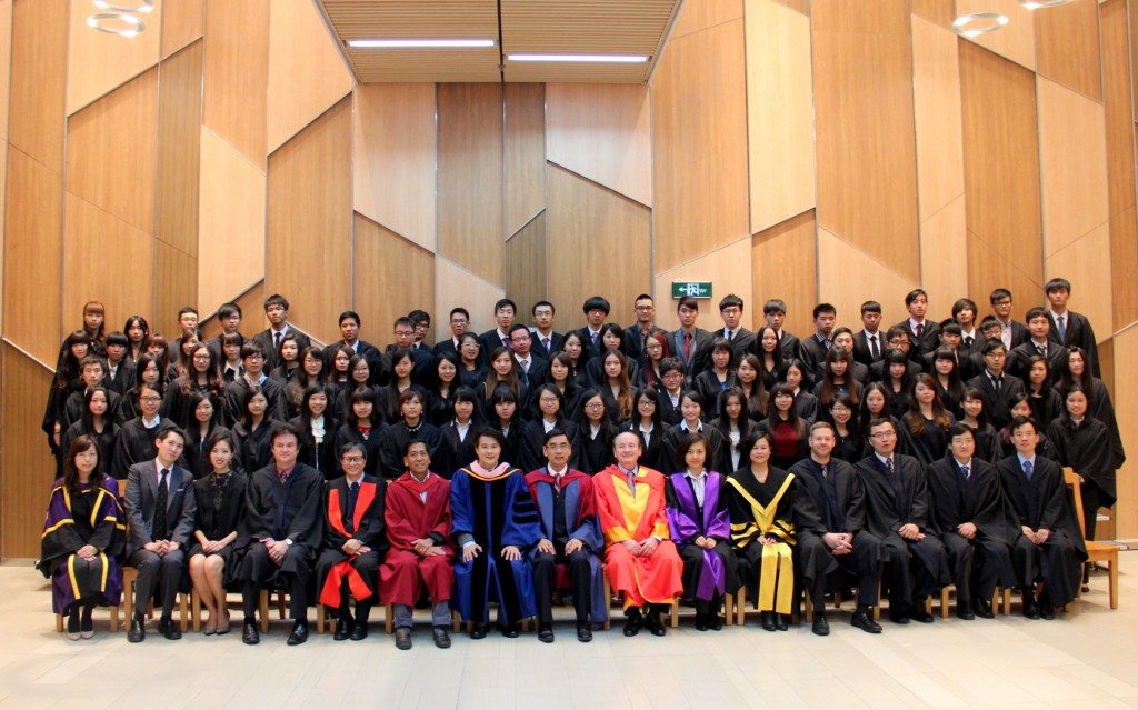 Professor Robert Merton, College Master, Fellows, and students lined up for a group photo. 羅伯特‧默頓教授、書院院長以及一眾書院資深導師和同學們整整齊齊來一張大合照。
