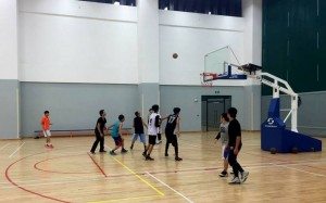 Participants competed in teams and tried to seize a place in the SHEAC Basketball Team. 選手們爭持激烈務求通過選拔,在書院籃球隊爭得一席位。