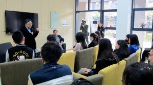 Mr. Francis Mak, a well-known broadcaster from Hong Kong, shared with students his brilliant life experiences and never-give-up spirit. 香港知名廣播主持人麥潤壽先生前來與同學們分享精彩的人生歷程和永不言棄的精神。