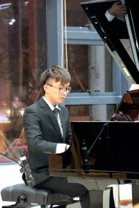 Mr. Sou Ian delivered a remarkable piano performance entitled “My Destiny”. 蘇昕同學彈奏了《My Destiny》醉人鋼琴樂章。