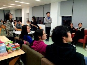 Both the competing sides were very keen at speculating the answers to the series of questions. 對壘的雙方都十分投入研究問題猜度答案。
