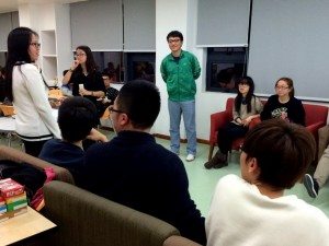 Two teams of contests were taking turn to answer questions they might not even have heard of before. 比賽中兩隊需要輪流回答一些他們甚至以前沒有聽過的問題。