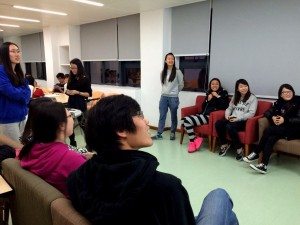 Even participants themselves could not stop laughing at their own witty guesses at times. 許多選手也被自己對題目各種各樣的猜測引得停不下的笑起來。