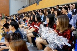 College students screamed and shouted whenever experiencing exciting moments on the court. 書院同學們看到場上激動人心的瞬間時都不禁尖叫吶喊。