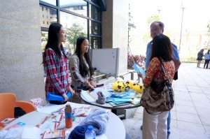 Volunteers explained to the visitors about the earthquake disasters previously suffered by Yunnan and Sichuan. 同學們向參觀者解釋雲南景谷及四川汶川之前受過的地震災害。