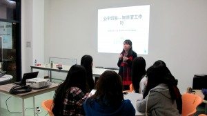Ms. Yip Tsz Wa, Project Officer of Fair Trade Hong Kong Foundation, elaborated to students the basic concept of fair trade and its importance to building a sustainable society. 香港公平貿易聯盟項目主任葉芷華向同學們闡述了公平貿易的一些基本概念及其對構建可持續發展社會的重要性。