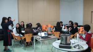 The guest speaker demonstrated various ways of tie-dyeing to make different patterns on handkerchiefs. 主講嘉賓展示可以在手帕上染出不同式樣的各種紮染方法。