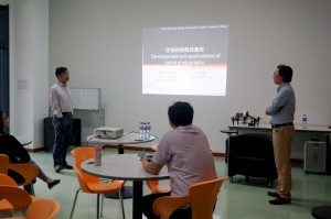 Guest speaker Dr. Walter Wong met his former teacher Professor Iu Vai Pan, College Master of SHEAC. 演講嘉賓黃家耀博士重遇以前在澳門大學求學時的老師、現書院院長姚偉彬教授。
