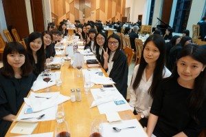 The ukulele students and instructor had an enjoyable night at the High Table Dinner. 夏威夷小結他課程師生們在高桌晚宴一起就座言談甚歡。