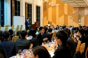 The humorous speech of one of the candidates earned a big round of laughter and applause. 其中一名候選人的詼諧發言引起不絕的笑聲和熱烈的掌聲。
