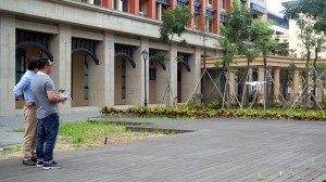 The guests also operated their drones in the open area to take images of the colleges and campus. 嘉賓們還在露天廣場操作無人機為書院和澳大校園拍攝一些照片。