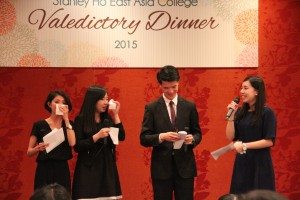 The hosts as graduates could not resist from tearing while speaking of the departure of friends and themselves. 主持人作為應屆畢業生提到朋友和自己即將要跟朋友們分別、離開大學,也不禁淚從中來。