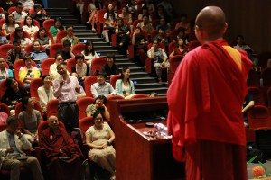 The audience listened attentively to Khenpo Sodargye's thought-provoking perspectives on various problems facing the world 聽眾們專心聆聽索達吉堪布對世間的種種問題發人深省的的看法和觀點