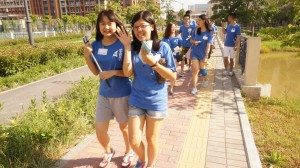 SHEAC student leaders on their way to the opening session hosted by Vice Rector of Student Affairs. 學生領袖前往出席由學生事務副校長主持的開幕式。
