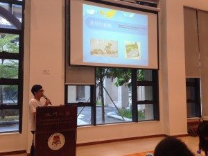 Mr. Wong Wai Tak from ICMS explained to student leaders the basic concepts of roof garden and planting herbs and vegetables. 大中華醫藥研究院黃威特先生向學生領袖闡述天台花園及種植香料與蔬菜的基本知識。