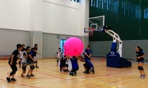 Playing kin-ball friendly matches to realize the importance of the combination of teamwork and leadership. 進行健球友誼賽以體驗團隊合作與領導能力結合的重要性。