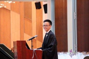 晚宴主持劉騰然同學(政府與公共行政學系,一年級) Emcee of the Commencement Dinner: Lao Tang In, Michael (Government and Public Administration, Year 1)