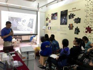 Joined the talk and sharing session about homeless people at the exhibition venue of the Society for Community Organization (SoCO). 同學們參加香港社區組織協會關於無家者的講座及分享會。