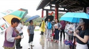 The tour guide from the Kadoorie Institute introduced Lai Chi Wo Village to students. 來自嘉道理研究所的導賞員向同學們介紹荔枝窩村。