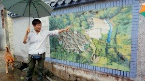 Two local villagers volunteered to introduce the group about the Hakka culture in the area. 當地村民志願者介紹有關該區域的客家文化。