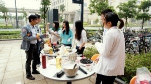 College Master Prof. Iu Vai Pan visited the charity bazaar to show support to the students. 書院姚偉彬教授參觀義賣攤位以示對同學們的支持。