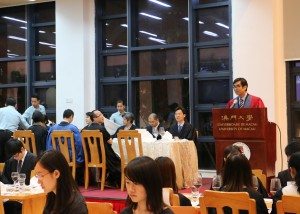 College Master Prof. Iu Vai Pan introduced the Guest of Honor, Dr. Trini Leung, Director General of Oxfam Hong Kong. 院長姚偉彬教授介紹高桌晚宴嘉賓樂施會總裁梁詠雩博士。