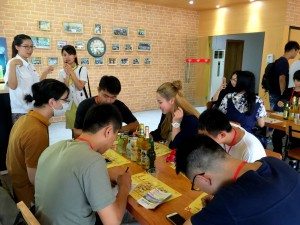 Staff of the brewery introduced about the company's products, the brewery process and other information to students. 酒廠工作人員講解集團主要產品、啤酒製作的過程等資訊。