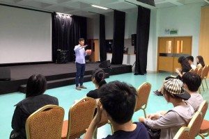 Staff of Teen Challenge introduced to students different types and potential dangers of drugs. 中心負責人向同學們講解毒品種類與危害。
