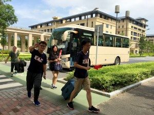 SHEAC student leaders were excited to meet fellow freshmen for the first time upon their arrival. 書院學生領袖見到新生們到達心情興奮。