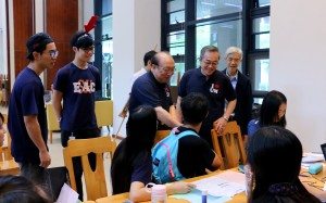 Rector and Vice Rector (Student Affairs) came to visit SHEAC on the freshmen move-in day. 校長和學生事務副校長來看望大一新生到書院報到的情況。