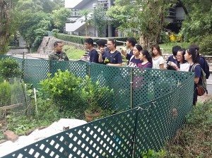 A student from New Asia College of CUHK gave an introduction about their organic farm. 香港中文大學新亞書院學生向師生們介紹他們的有機種植園。