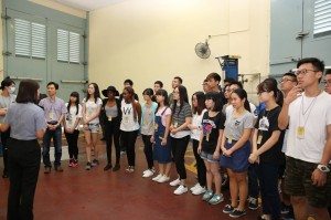 Officers of the Correctional Services Bureau introducing the facilities of the prison to students. 懲教工作人員向同學們介紹監獄的設施。