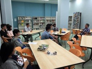 Students and teachers joined in to sharing their own thoughts after watching the film. 師生看完電影後一起分享感想。