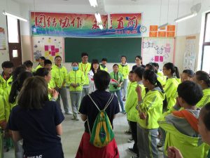 SHEAC students were holding a team activity for middle school students. 為初中學生開展的團隊活動