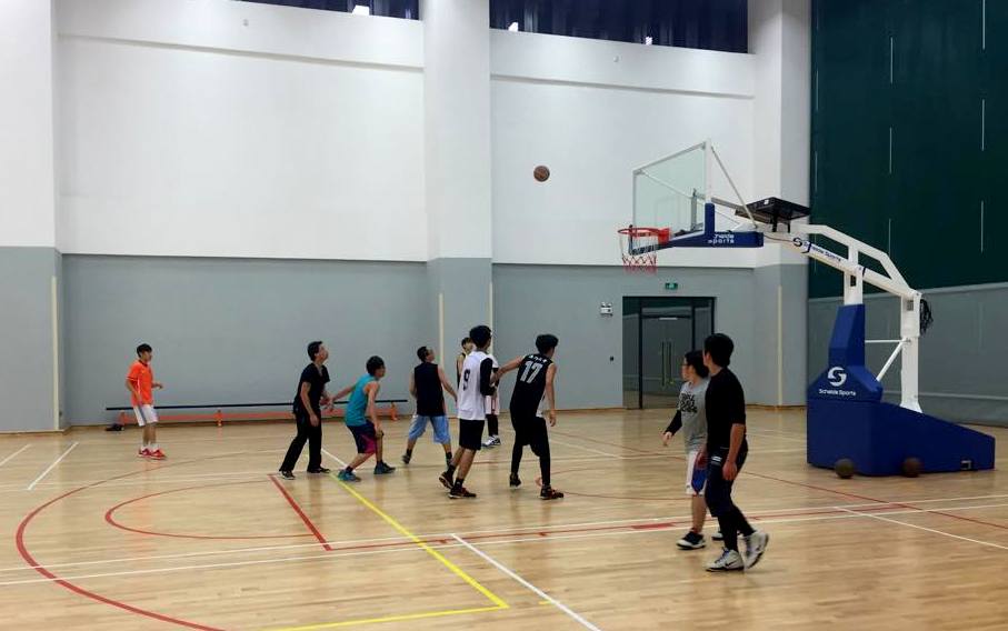 Participants competed in teams and tried to seize a place in the SHEAC Basketball Team. 選手們爭持激烈務求通過選拔，在書院籃球隊爭得一席位。
