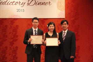 Mr. Tang Chao, Steven (left) and Ms. Xue Zilu, Rebecca (middle) both received the “Leadership” Award. 書院學生會前任主席薛子璐同學（中）還有Resident Tutor唐超同學（左）一起獲得「傑出領導」獎項。