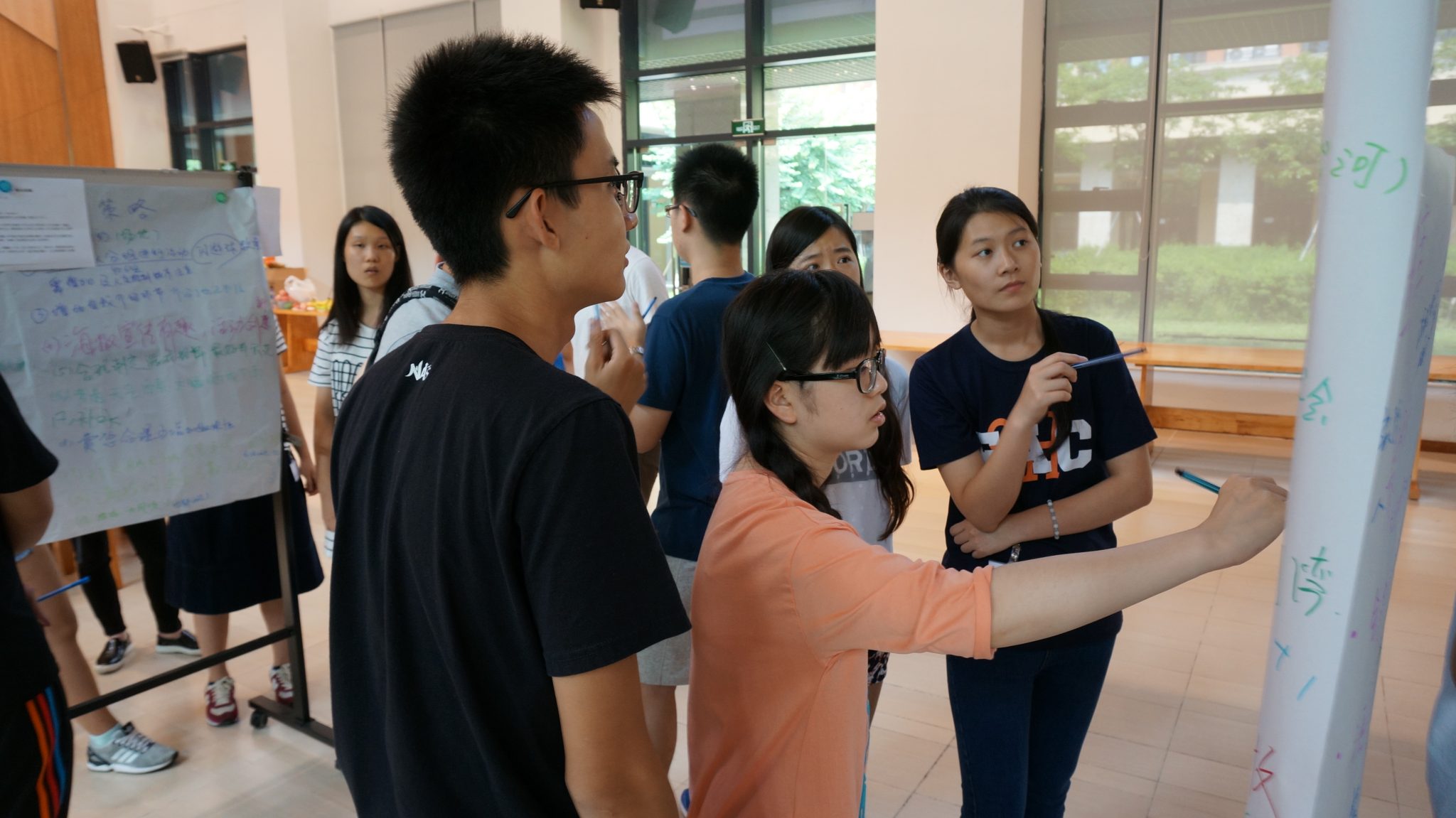 Student leaders sharing their comments and suggestions on various proposals of freshmen activities. 學生領袖分享他們對於各個為新生所設計的迎新活動的意見和建議。