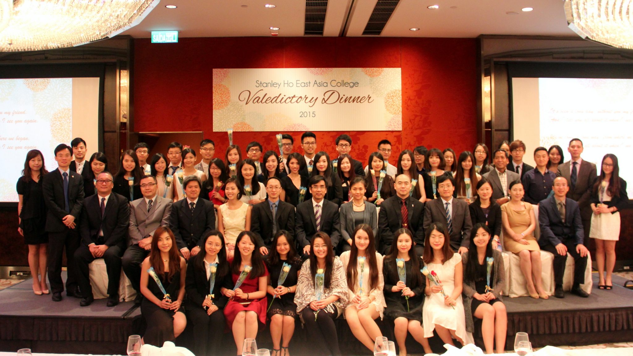 Group photo of graduates with College Master and Fellows. 畢業生和書院院長及老師們大合照。