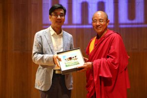 SHEAC College Master Prof. Iu Vai Pan presents a UM souvenir to Khenpo Sodargye 何鴻燊東亞書院院長姚偉彬教授 (圖左) 向索達吉堪布 (圖右) 致送紀念品