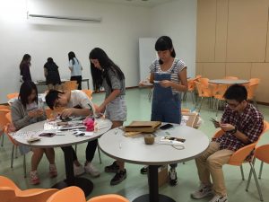 Participants were highly concentrated when making their own flipbooks.  參與者在工作坊中都認真專注製作手翻書。