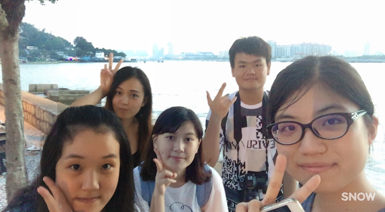 Students joined the outing with loads of joy to prepare their material for flipbook production. 同學們愉快地出遊路環，為自己的手翻書準備材料。